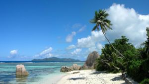 Strand auf La Digue: Die kleinste der drei bewohnten Hauptinseln der Seychellen ist knapp zehn Quadratkilometer groß. Foto: Wikipedia commons/Tobias Alt, Tobi 87 CC BY-S/ 4.0