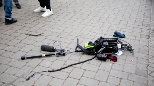 Die Ausrüstung eines Kamerateams liegt nach einem Übergriff in Berlin auf dem Boden. Foto: Christoph Soeder/dpa