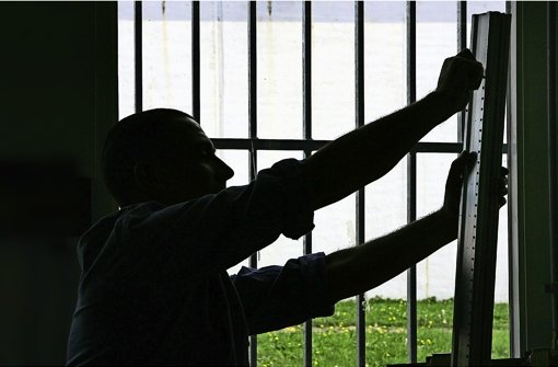 Auch hinter Gittern bekommen Untersuchungsgefangene ein monatliches Taschengeld, wenn sie selbst bedürftig sind – doch die Höhe geht bisher stark auseinander. Foto: dpa