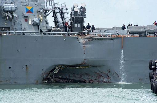 Das beschädigte US-Kriegsschiff im Hafen von Singapur.Die USS Foto: AP