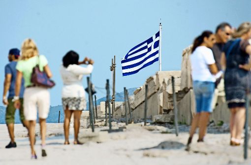 Touristen auf der Akropolis in Athen: Griechenland  steht bei den Deutschen als Reiseziel derzeit hoch im Kurs. Foto: dpa