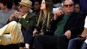 25. Dezember 2013: Basketballfan Jack Nicholson (rechts) sitzt mit seiner Tochter Lorraine (Mitte) bei einem NBA-Spiel der Los Angeles Lakers gegen Miami Heat in der ersten Reihe. Foto: dpa