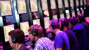 Gamer mit Headsets auf der Spielemesse Gamescom (2019) Foto: dpa/Henning Kaiser