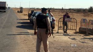 Ein ägyptischer Soldat blockiert an einem Checkpoint in der Nähe eines Terroranschlages außerhalb von Al-Minja eine Straße. Das ägyptische Militär hat nach der Attacke ein Ausbildungslager für militante Islamisten angegriffen. Foto: dpa