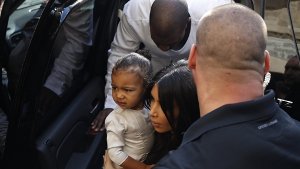 Kim Kardashian und ihr Mann Kanye West haben ihre fast zwei Jahre alte Tochter North in Jerusalem taufen lassen. Foto: EPA