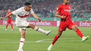 Abgezogen: Tiago Tomas (links) bringt den VfB in Führung – am ende gewinnen die Frankfurter mit 3:2. Foto: Baumann/Julia Rahn