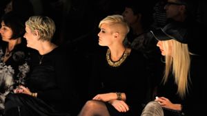 Dominique Rinderknecht (Mitte), die amtierende Miss Schweiz, sitzt bei den Mercedes Benz Fashion Days in Zürich in der ersten Reihe. Die Hingucker auf dem Laufsteg sehen Sie in unserer Bildergalerie! Foto: Getty Images Europe