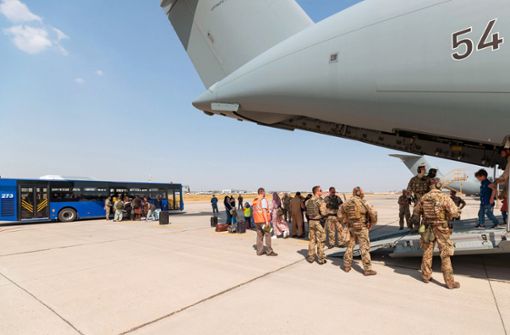 Afghanen nach der  Ankunft mit einer Bundeswehr-Maschine  in Usbekistan. Zarah Farashs Cousin hätte ausfliegen dürfen. Doch dann brach die Luftbrücke zusammen. Foto: dpa/Tessensohn