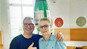 Die Luftballonflasche im Hintergrund hat einen Polizeieinsatz ausgelöst:  Jürgen Unmüßig und seine Frau Branka können über die Geschichte herzlich lachen. Foto: privat