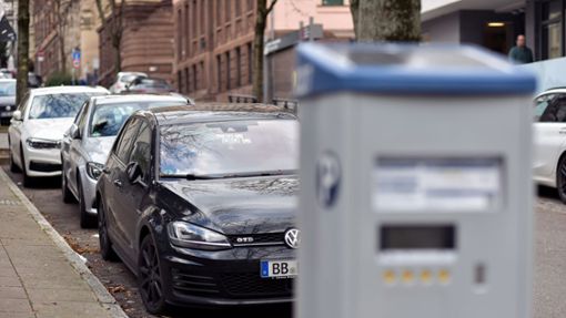 Autos in Stuttgart: Der Bürgerrat Klima hatte vorgeschlagen, jedes Jahr die Zahl der Parkplätze um fünf Prozent zu reduzieren. Foto: LICHTGUT/Max Kovalenko