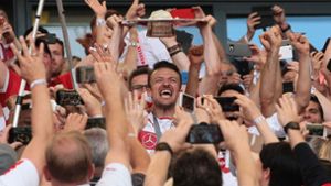 Emotionen pur: VfB-Kapitän Christian Gentner mit der Meisterschale der 2. Liga. Foto: Pressefoto Baumann