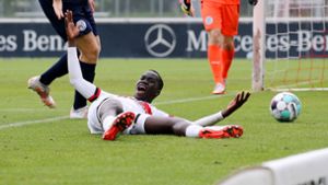 Alou Kuol am Boden – es läuft derzeit nicht beim VfB Stuttgart II. Foto: Baumann/Julia Rahn