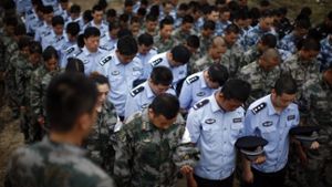 Chinesische Polizisten, Soldaten und Paramilitärs am Dienstag bei einer Gedenkminute für die Opfer des Tianjin-Unglücks. Foto: AP