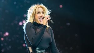 Die britische Singer-Songwriterin Ellie Goulding bei ihrem Tourauftakt in der Barclaycard Arena in Hamburg Foto: dpa