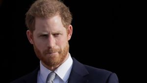 Prinz Harry hier noch in den Gärten des Buckingham-Palasts. Foto: Kirsty Wigglesworth/AP/dpa