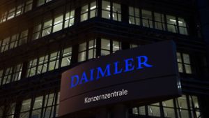 Der Autobauer Daimler soll nach Medienberichten viel stärker in die Abgas-Affäre bei Diesel-Fahrzeugen verstrickt sein als bislang bekannt Foto: dpa