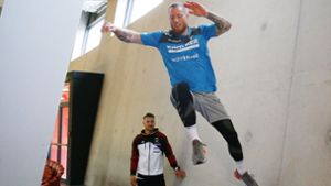 Handball-Nationalspieler Patrick Zieker beim Sprung an der Wand – Parkour-Profi Andy Haug beobachtet die Ausführung. Foto: Baumann