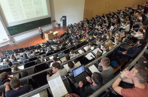 Aktuell liegen die Gebühren für Studierende, die nicht aus der EU kommen, bei 1500 Euro je Semester. (Symbolbild) Foto: dpa/Stefan Puchner