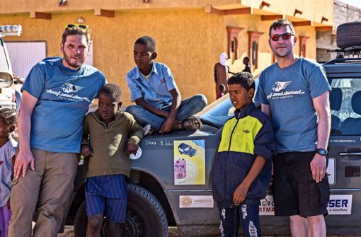 Sven Holzberger (rechts außen) und Alexander Pflug unterstützten ein Kinderheim in Westafrika. Foto: z