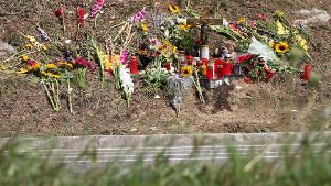 Blumen und Kerzen liegen an der Unfallstelle bei Nagold im Kreis Calw. Foto: dpa