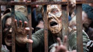 „How to kill a Zombie“ – Wie tötet man einen Zombie? Die sichertse Methode, um einen Untoten endgültig ins Jenseits zu schicken, ist, ihm den Kopf abschlagen (Szene aus der TV-Serie „Walking Dead“). Foto: Verleih