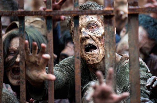„How to kill a Zombie“ – Wie tötet man einen Zombie? Die sichertse Methode, um einen Untoten endgültig ins Jenseits zu schicken, ist, ihm den Kopf abschlagen (Szene aus der TV-Serie „Walking Dead“). Foto: Verleih
