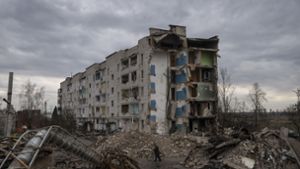 Das Banksy-Werk soll in der zerstörten ukrainischen Stadt Borodjanka aufgenommen worden sein. (Symbolbild) Foto: dpa/Petros Giannakouris