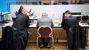 Ein Angeklagter  sitzt vor Prozessbeginn gegen Ex-Vorgesetzte des verurteilten früheren Krankenpflegers Niels Högel im Gerichtssaal. Foto: dpa/Sina Schuldt