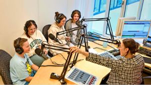 Yannick, Susen, Evita und  Guilia (von links) sind begeistert dabei, wenn Jana Schick fürs Klinikradio zur Aufnahme bittet. Foto: Lichtgut/Max Kovalenko