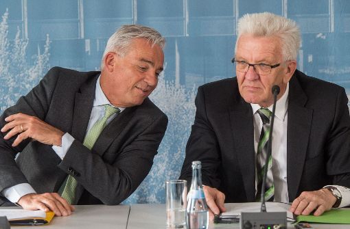 Ministerpräsident Winfried Kretschmann und Innenminister Thomas Strobl am Dienstag bei der Landespressekonferenz in Stuttgart. Foto: dpa
