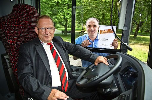 Die Busfahrer Jürgen Deiß (l.) und Mustafa Durmus freuen sich über ihre Auszeichnungen. Foto: Ines Rudel