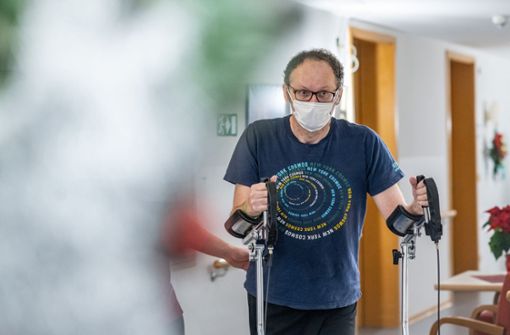 Ein Covid-Patient kämpft sich in der Reha „in sein Leben zurück“. Foto: dpa/Armin Weigel