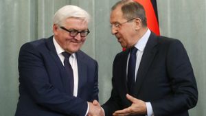 Mal sehen, ob Außenminister Steinmeier auch seinen russischen Amtskollegen Sergej Lawrow (rechts) von seiner Initiative zur Rüstungskontrolle überzeugen kann. Foto: EPA