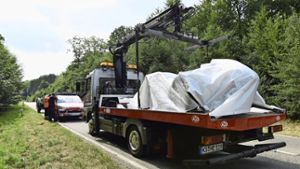 Das Ende eines Überholmanövers: Das Wrack des Rennwagens liegt verpackt auf einem Abschleppwagen Foto: 7aktuell.de/Eyb
