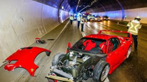 Der Ferrari kollidierte auf der A81 mit den Tunnelwänden im Engelbergtunnel. Foto: dpa/Andreas Rometsch
