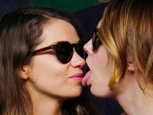Cara Delevingne und ihre Freundin Minke lassen sich von den Fotografen nicht stören. Foto: IMAGO/Shutterstock