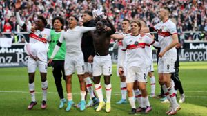Der VfB Stuttgart feiert einen emotionalen Heimsieg gegen Augsburg. Foto: Pressefoto Baumann/Julia Rahn