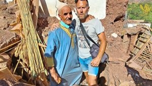 Thorsten Göser (rechts) steht mit einem Einheimischen in den Ruinen eines Hauses in  dem marokkanischen Dorf Tinisskt. Foto: privat