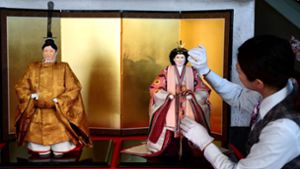 Als Puppe für das heimische Wohnzimmer: der neue japanische Kaiser  Naruhito (links) und seine Frau  Masako Foto: AFP