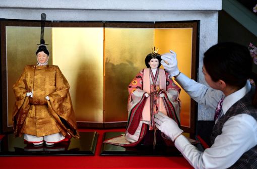 Als Puppe für das heimische Wohnzimmer: der neue japanische Kaiser  Naruhito (links) und seine Frau  Masako Foto: AFP