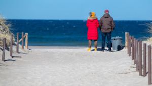 Der Ostseestrand von Warnemünde bleibt den Einheimischen vorbehalten – Touristen dürfen derzeit nicht mehr einreisen. Foto: dpa/Jens Büttner