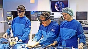 Ärzte der klinischen Anatomie in Tübingen operieren  am Leichnam. So wollen sie herausfinden, welche Verbesserungen Chirurgen wirklich brauchen. Foto: Michael Latz/BioRegio STERN Management GmbH