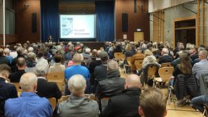 Mehr als 300 Bürger waren zur Information der Stadt in die Turn- und Versammlungshalle nach Mühlhausen gekommen. Foto: Iris Frey