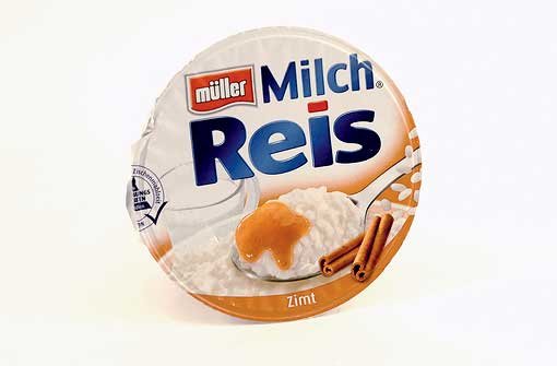 Müller-Milchreis vom Markenhersteller. Das Produkt ist 35 Prozent teurer als das No-Name-Produkt von...   Foto: StN