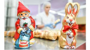 Schokoladenfiguren in der Form eines Weihnachtsmann und eines Osterhasen stehen in Pirmasens  in Produktionsräumen des Süßwarenherstellers Wawi. Foto: dpa/Uwe Anspach