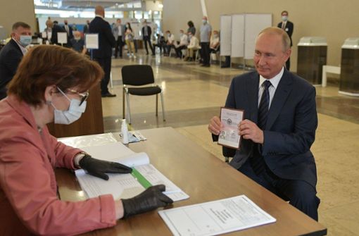 Putin selbst stimmte in Moskau ab. Er zeigte vorschriftsmäßig seinen Ausweis und trug anders als die meisten anderen Wählerinnen und Wähler in seinem Abstimmungslokal keine Gesichtsmaske. Foto: AFP/ALEXEI DRUZHININ