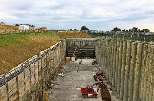 Von dieser rund 20 Meter tiefen Baugrube bei Kirchheim aus werden sich die Tunnelbohrmaschinen von Oktober an in den Untergrund wühlen. Foto:  
