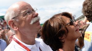 Dieter Zetsche (63), und seine damalige Freundin Anne beim Großen Preis von Deutschland auf dem Hockenheimring. Die beiden haben sich Ende Oktober das Ja-Wort gegeben. Foto: dpa