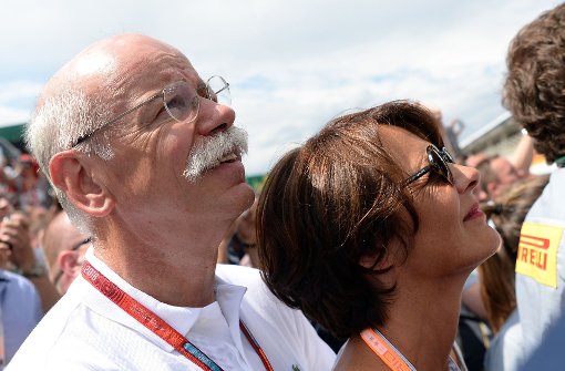 Dieter Zetsche (63), und seine damalige Freundin Anne beim Großen Preis von Deutschland auf dem Hockenheimring. Die beiden haben sich Ende Oktober das Ja-Wort gegeben. Foto: dpa