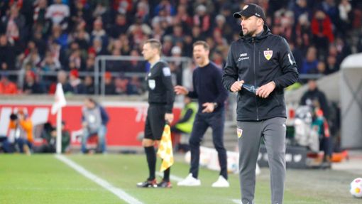 VfB-Trainer Sebastian Hoeneß ärgerte sich in Leverkusen über den umstrittenen Ausgleich in der Nachspielzeit. Foto: Baumann